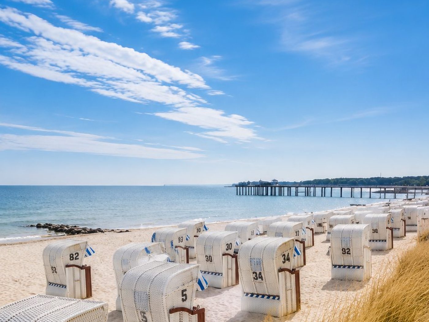 Strandkörbe und Seebrücke